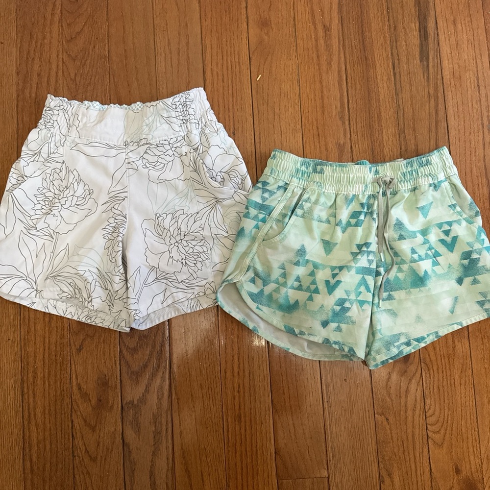 Columbia White and Blue Patterned Shorts